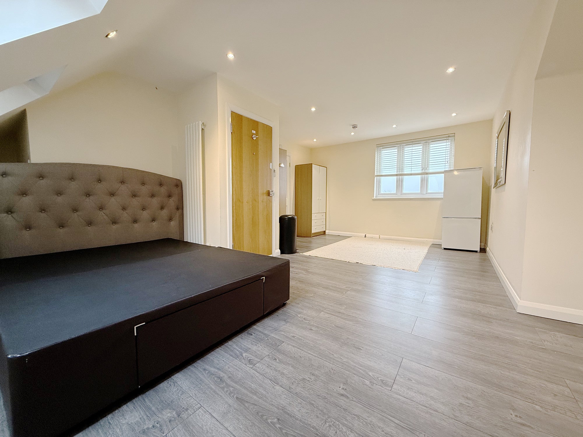 Room Vicarage Farm Road in London