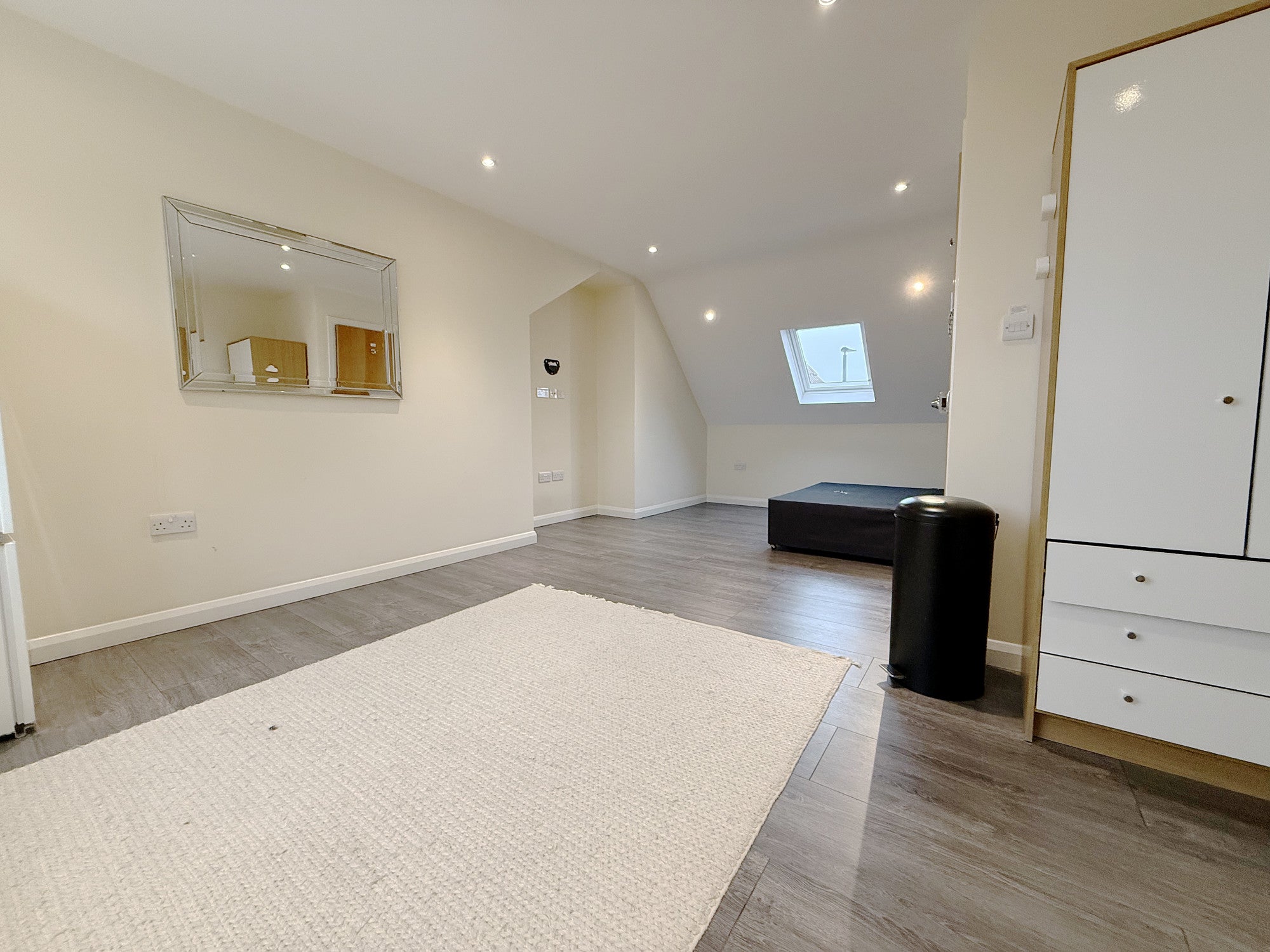 Room Vicarage Farm Road in London