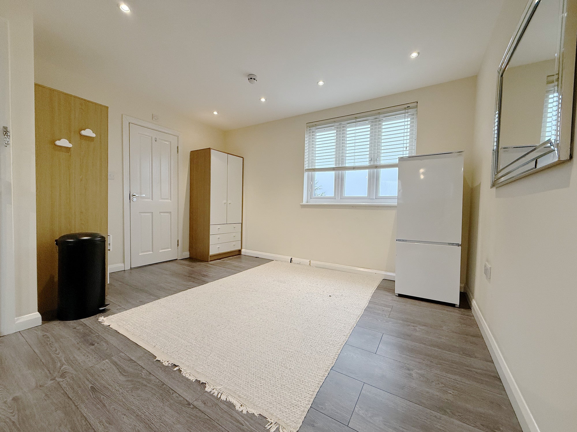 Room Vicarage Farm Road in London