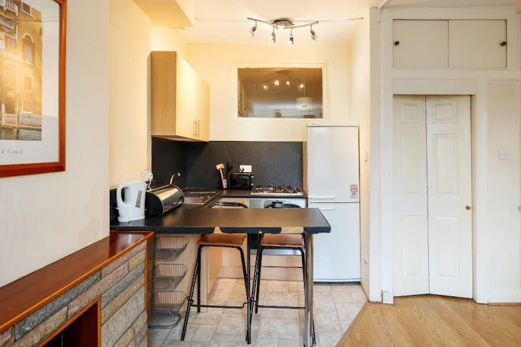 Flat Pitt Street in City of Edinburgh