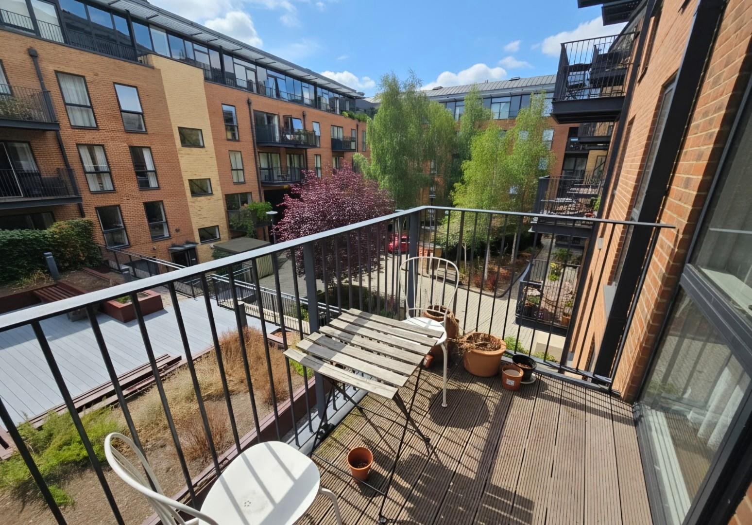 Flat Coldharbour Lane in Greater London
