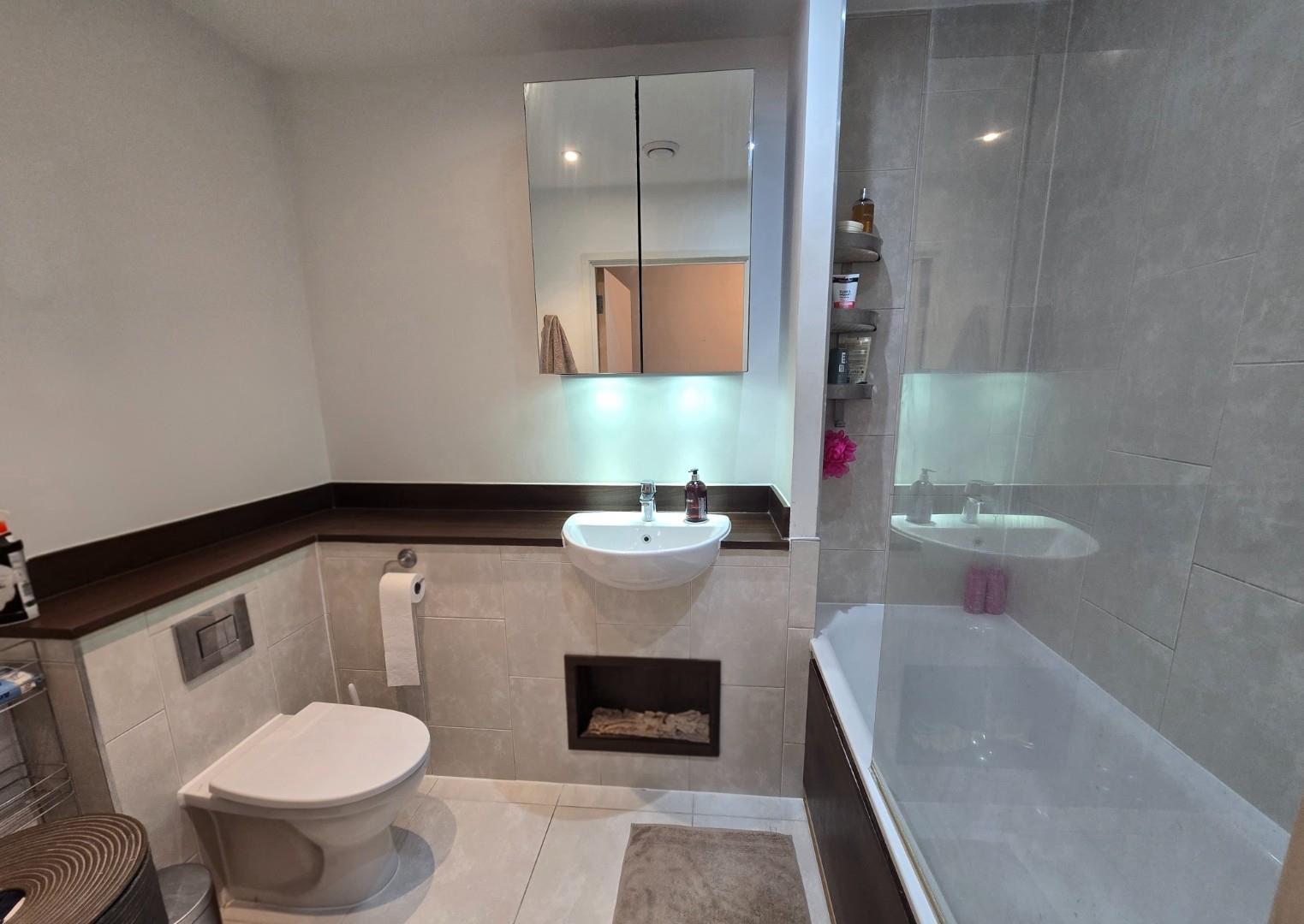Flat Coldharbour Lane in Greater London