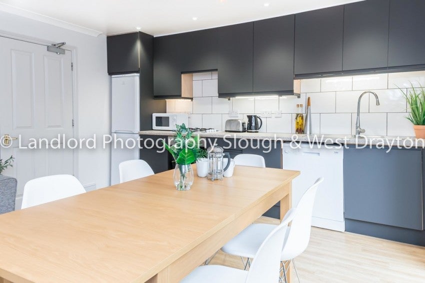 Room Broomfield in Guildford