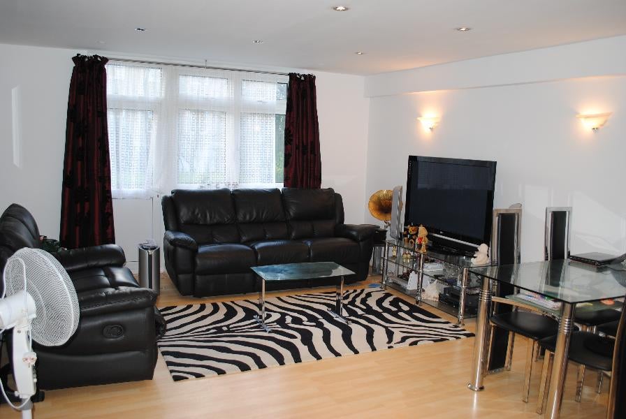 Flat Park Place in Woking