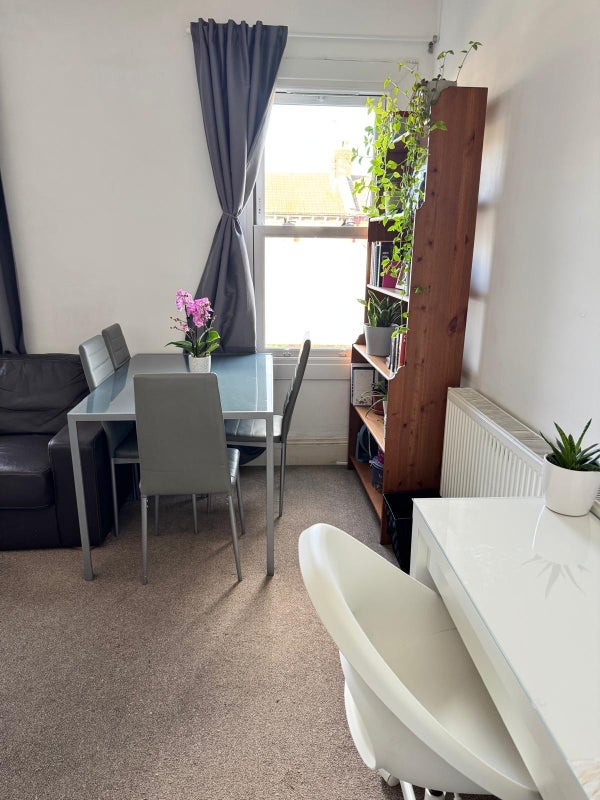 Flat Malvern Road in Greater London