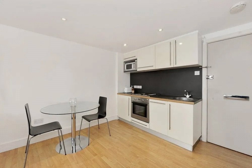 Flat Sloane Avenue in Greater London