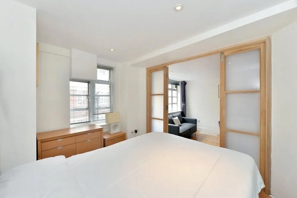 Flat Sloane Avenue in Greater London