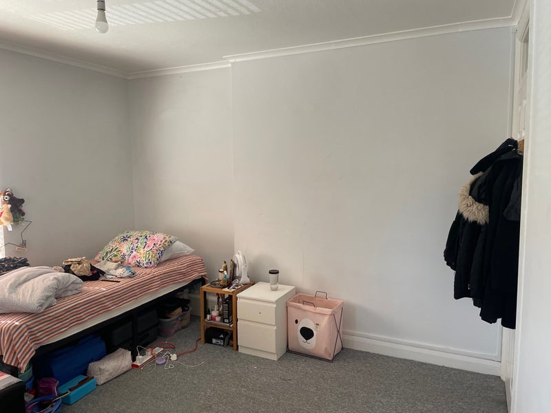 Room North End Road in Greater London