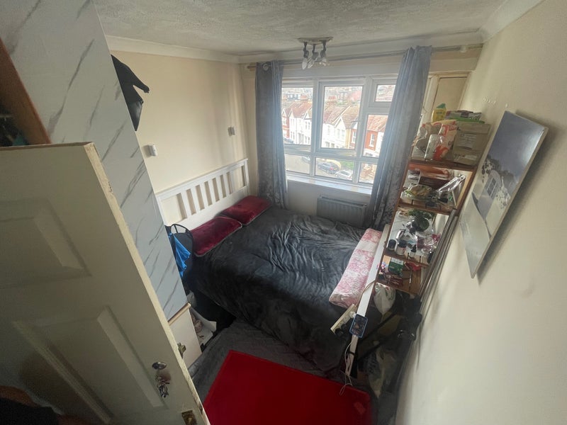 Room Byegrove Road in Greater London