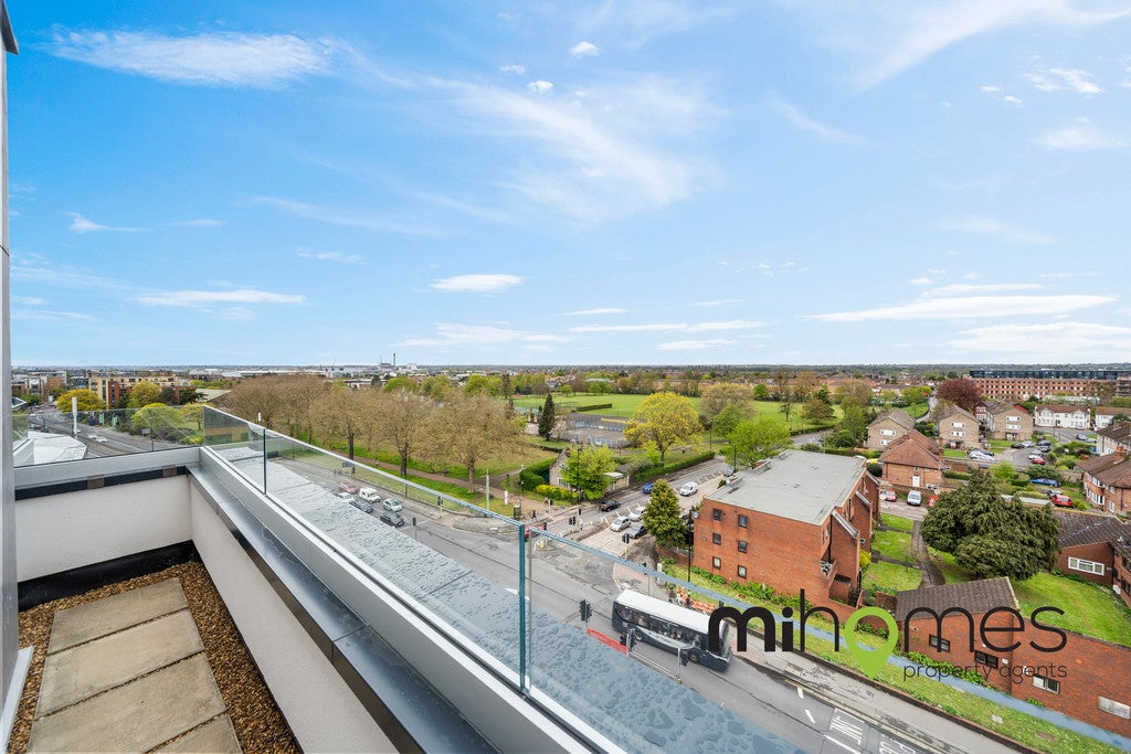 Flat Ellis Avenue in Slough