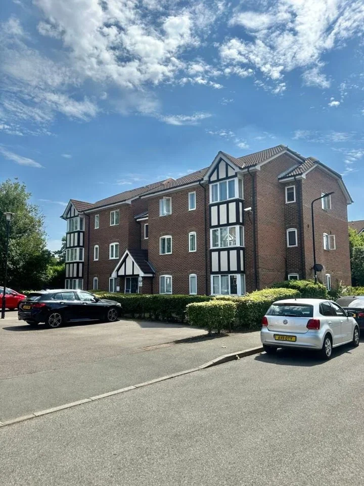 Flat Woodgate Drive in Greater London