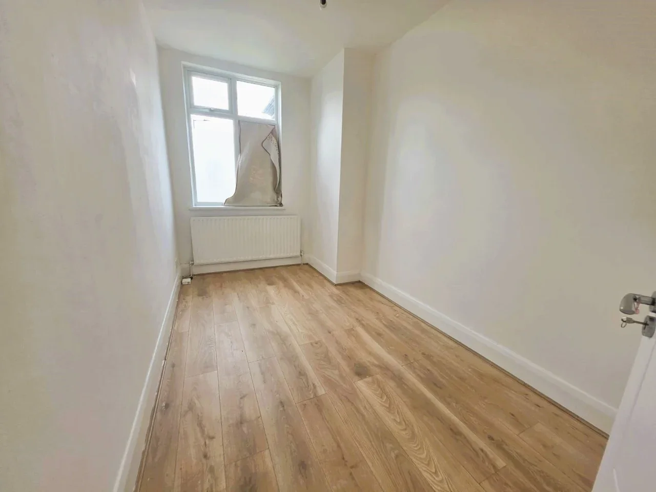 Flat Holmstall Avenue in Greater London