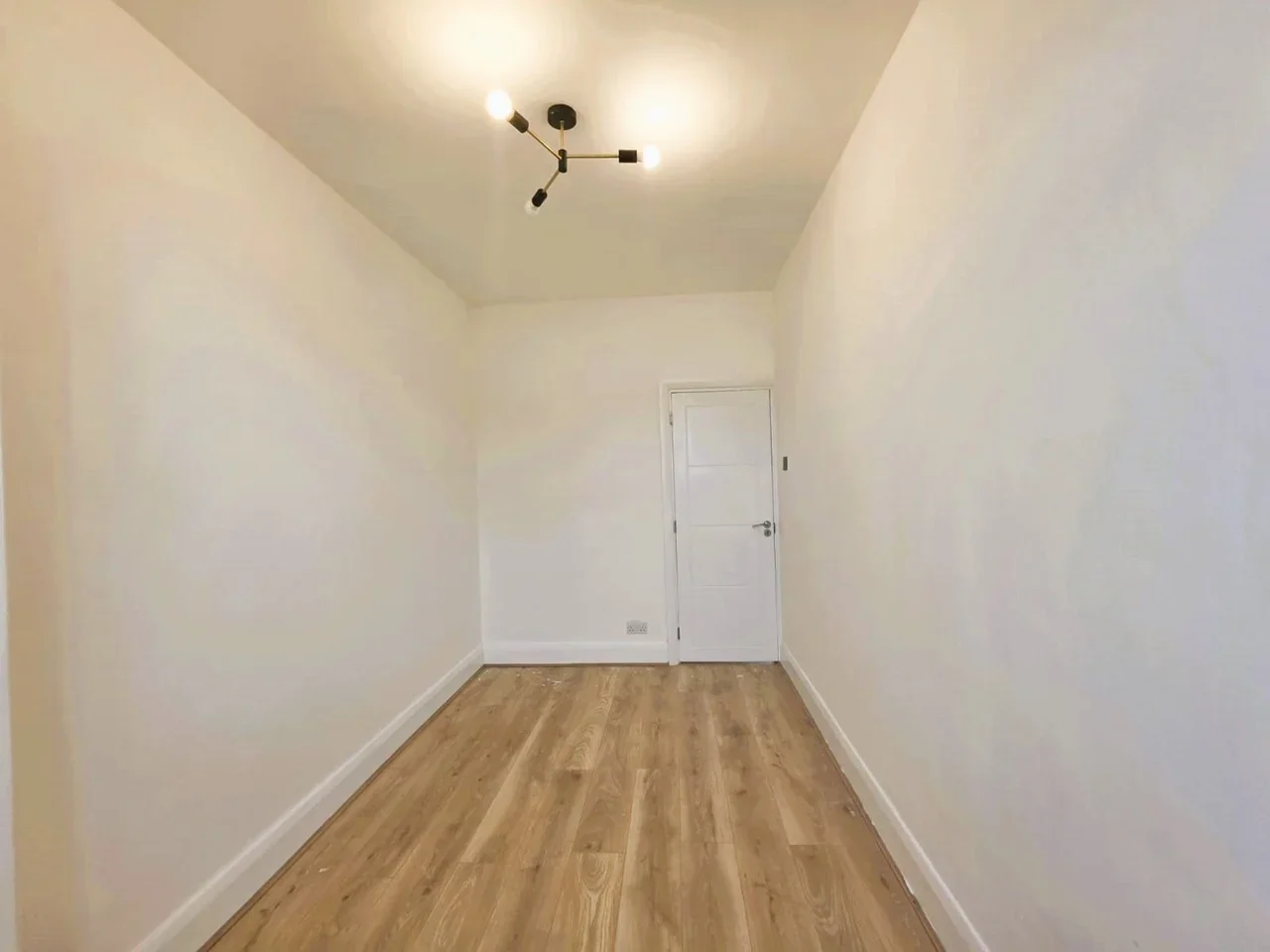 Flat Holmstall Avenue in Greater London