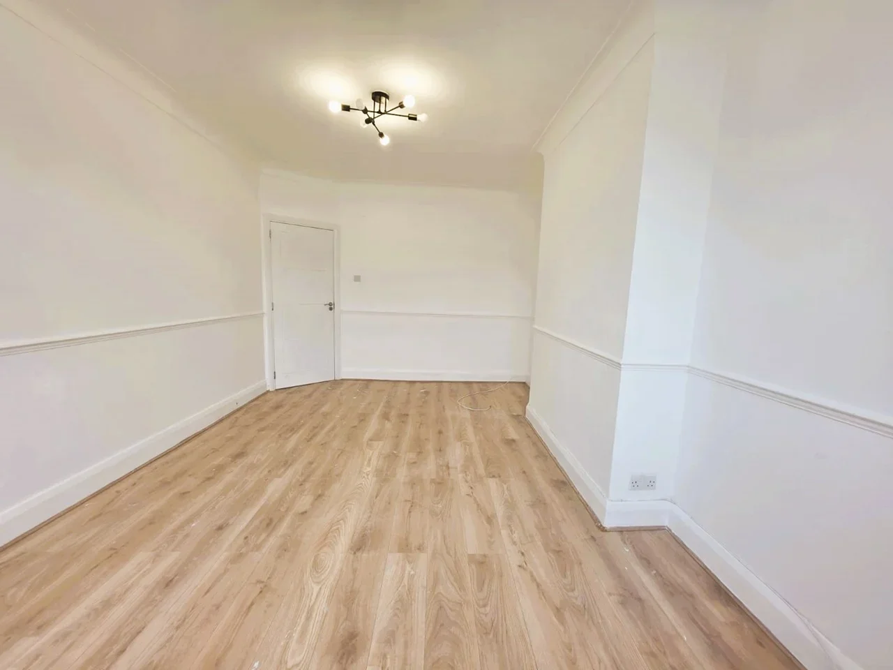 Flat Holmstall Avenue in Greater London