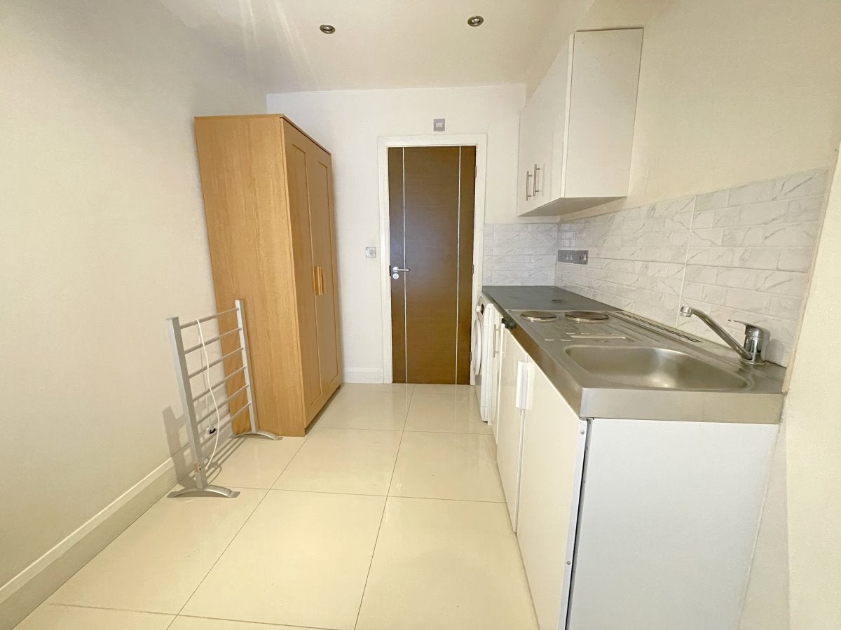 Flat Hermitage Way in London