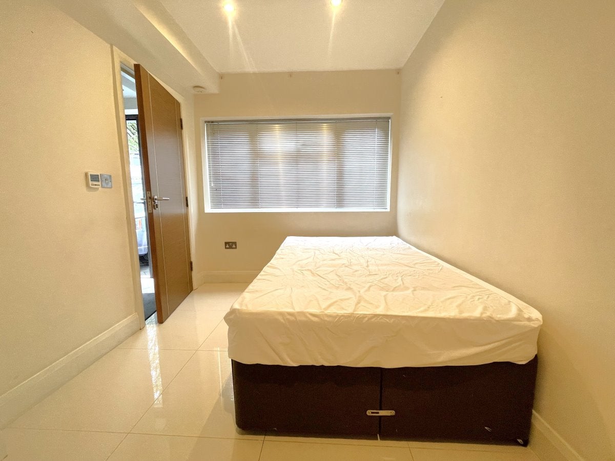 Flat Hermitage Way in London