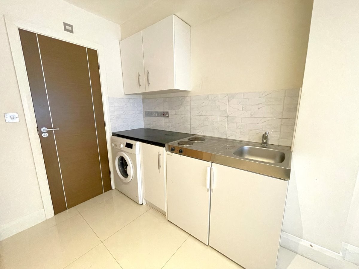 Flat Hermitage Way in London