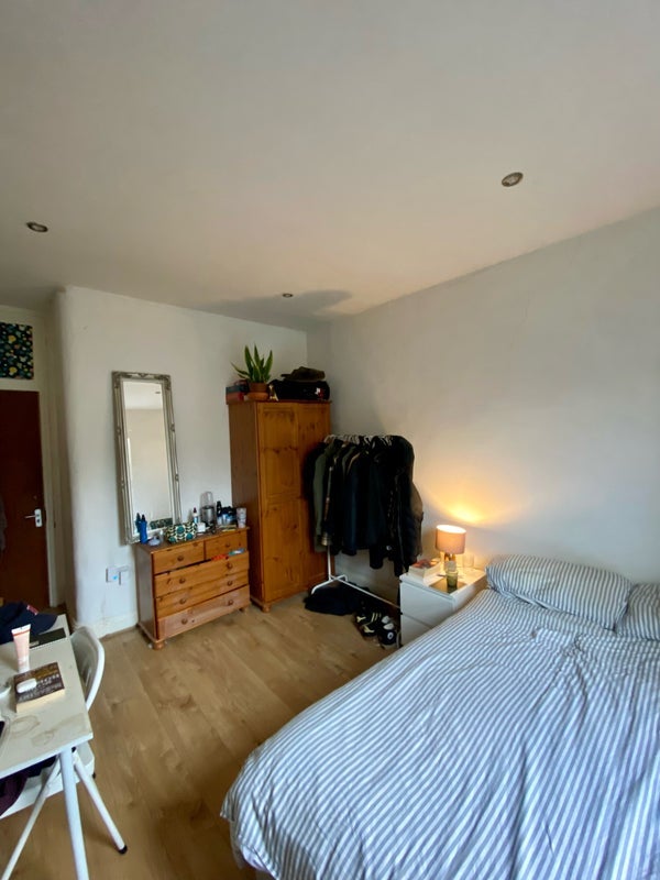 Room Cricklade Avenue in Greater London