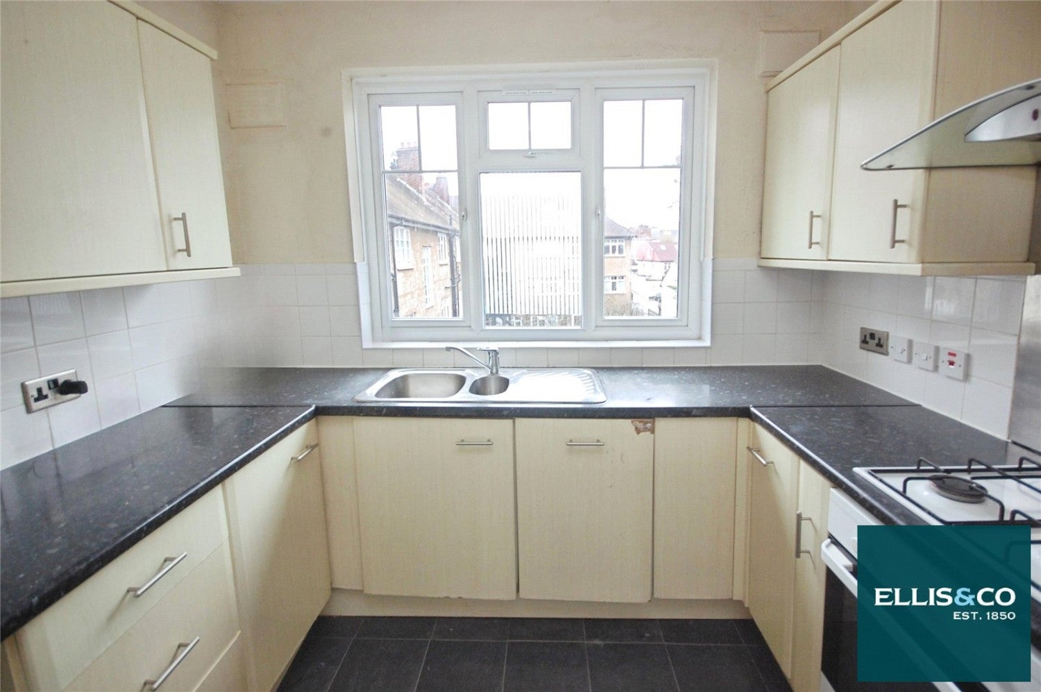 Flat Finchley Road in Greater London
