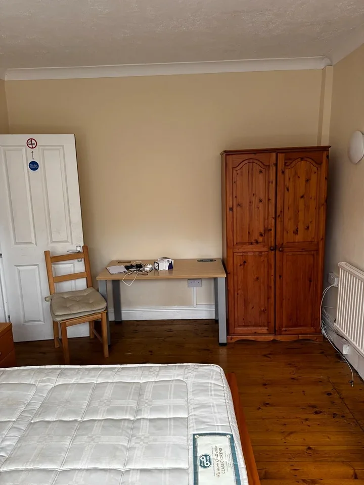 Room Bridge Road in Greater London
