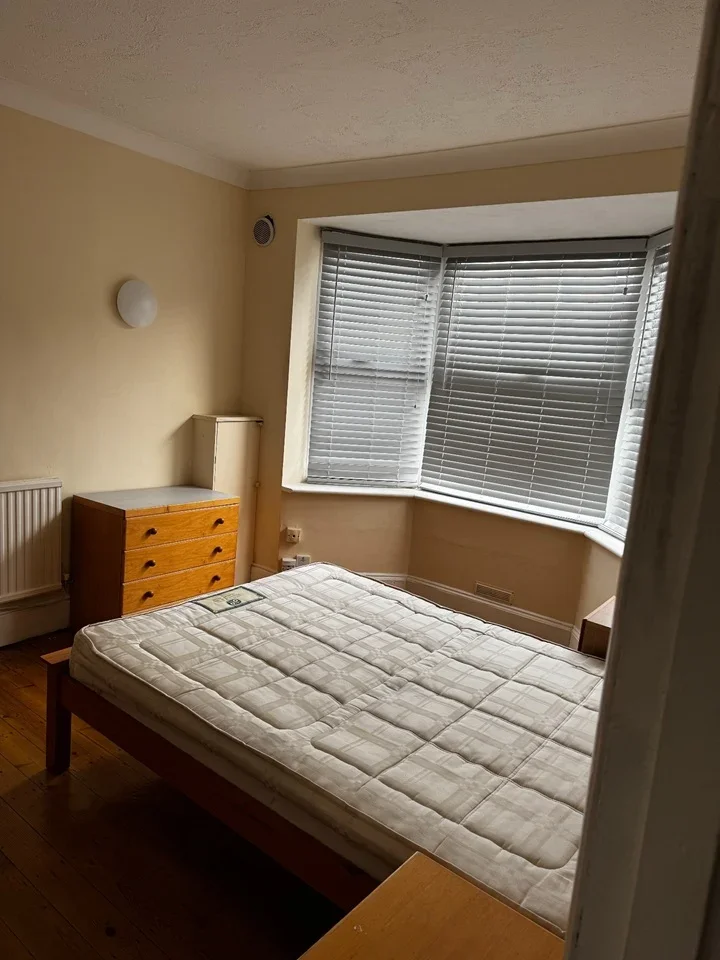 Room Bridge Road in Greater London