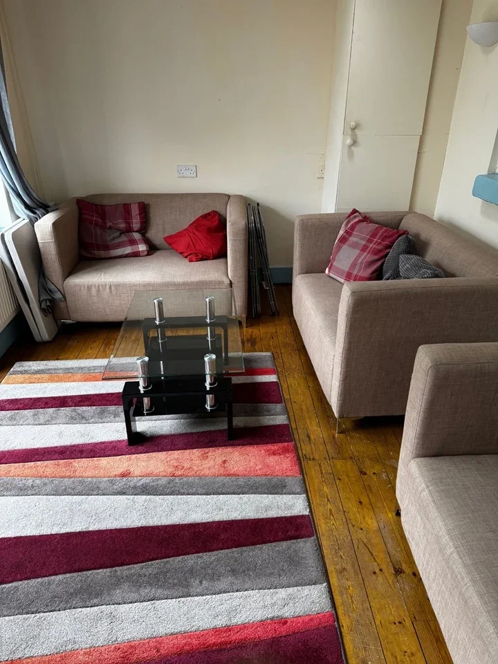 Room Bridge Road in Greater London