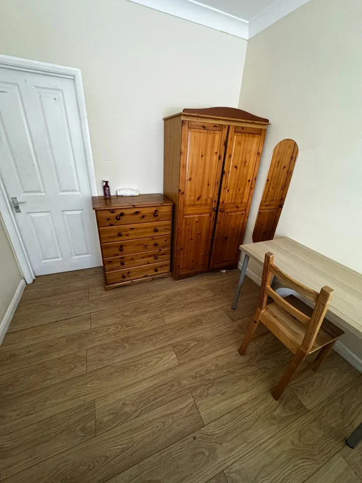 Room Bridge Road in Greater London