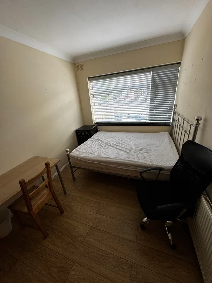 Room Bridge Road in Greater London