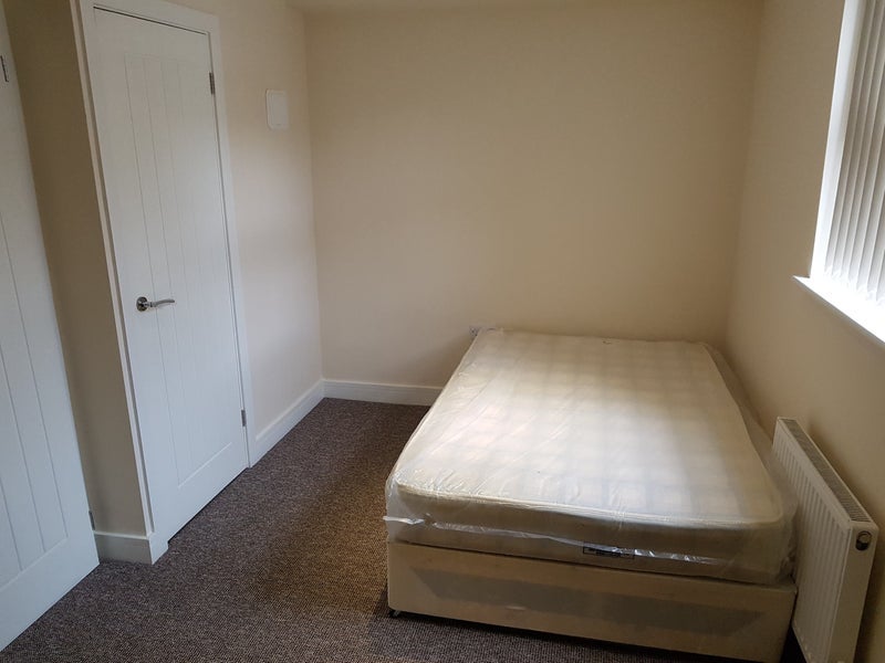 Room Hubert Road in Birmingham