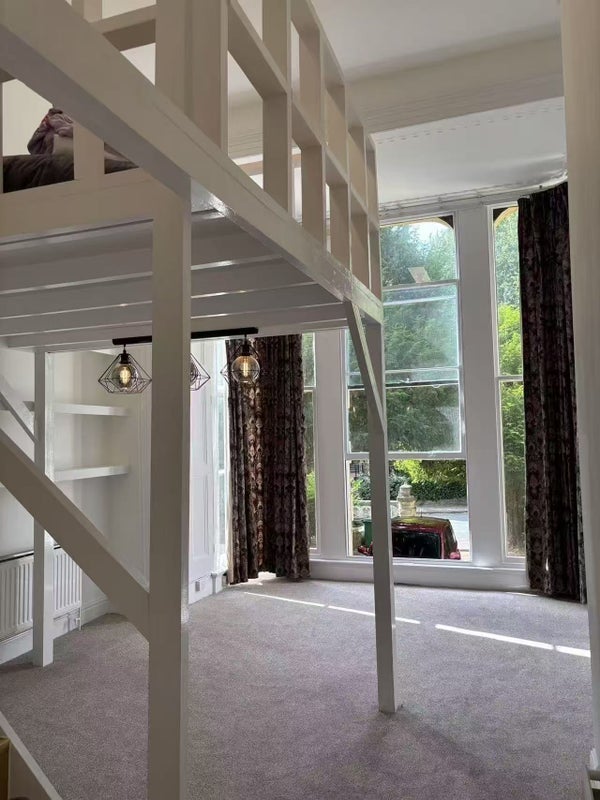 Room Tyndalls Park Road in Bristol