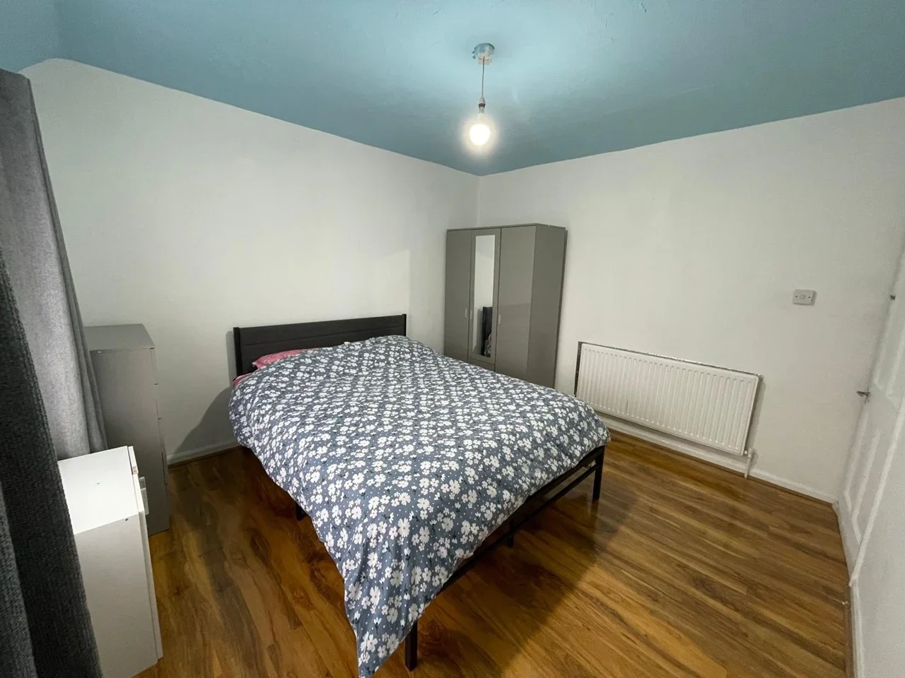 Room Sheppey Road in Greater London
