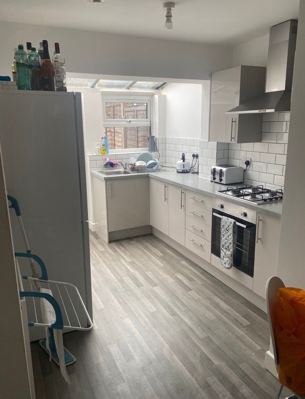 Room Cambray Road in Greater London