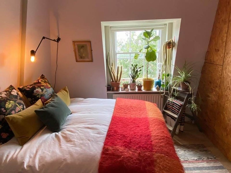 Room Harvist Road in Greater London