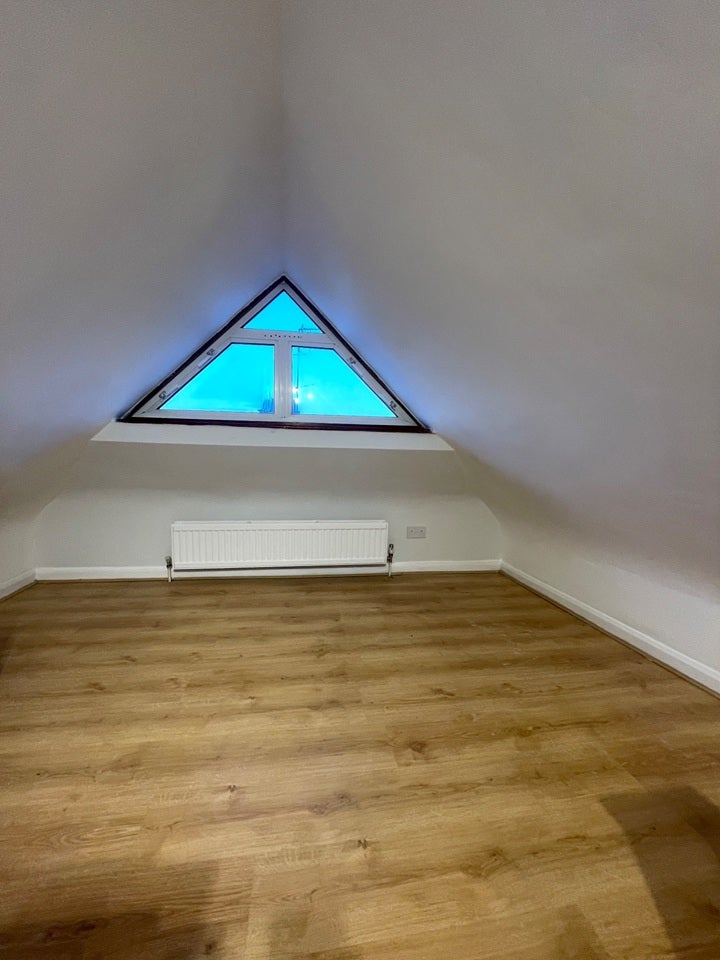 Flat Woodstock Road in Greater London