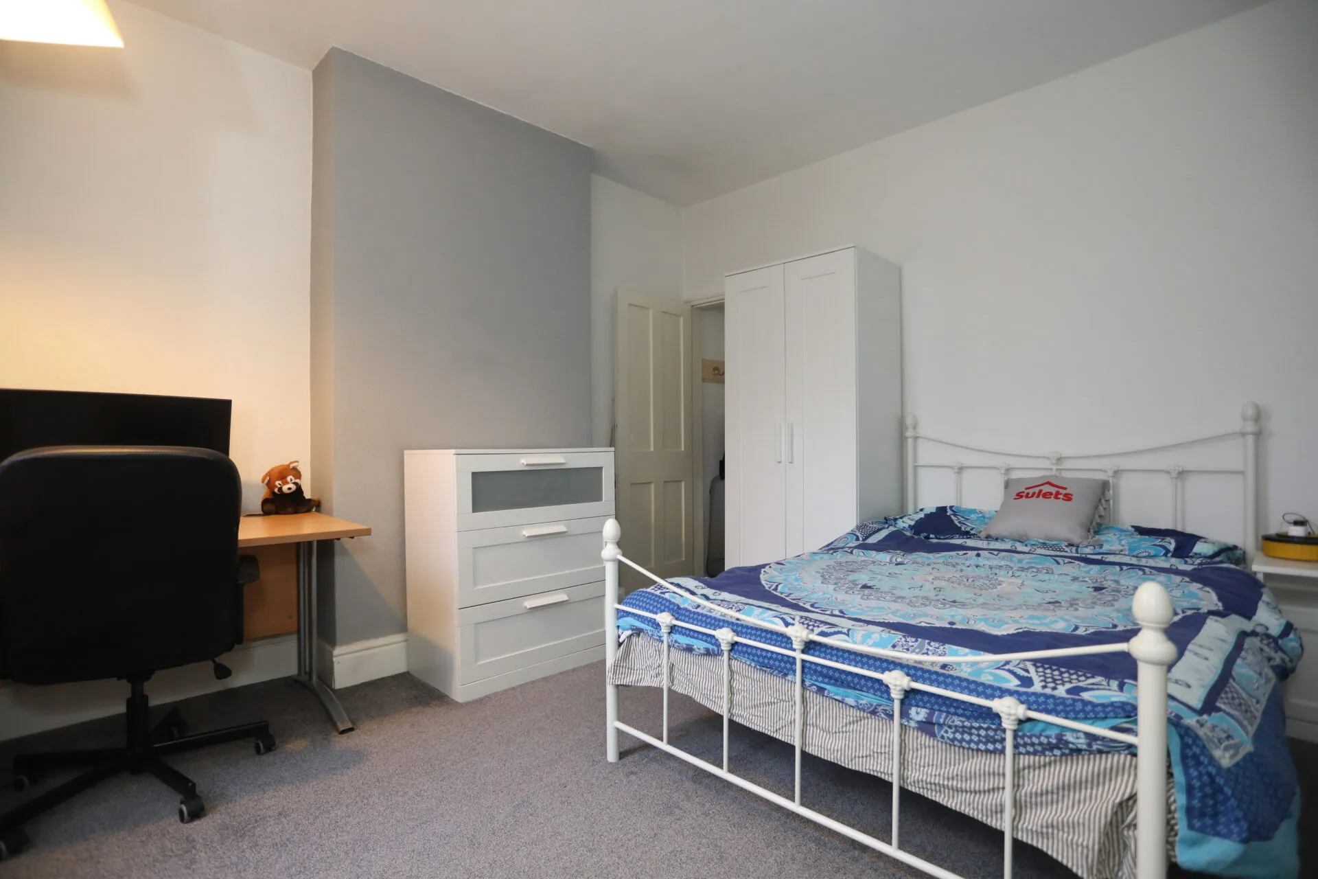 Room Thurlow Road in Leicester