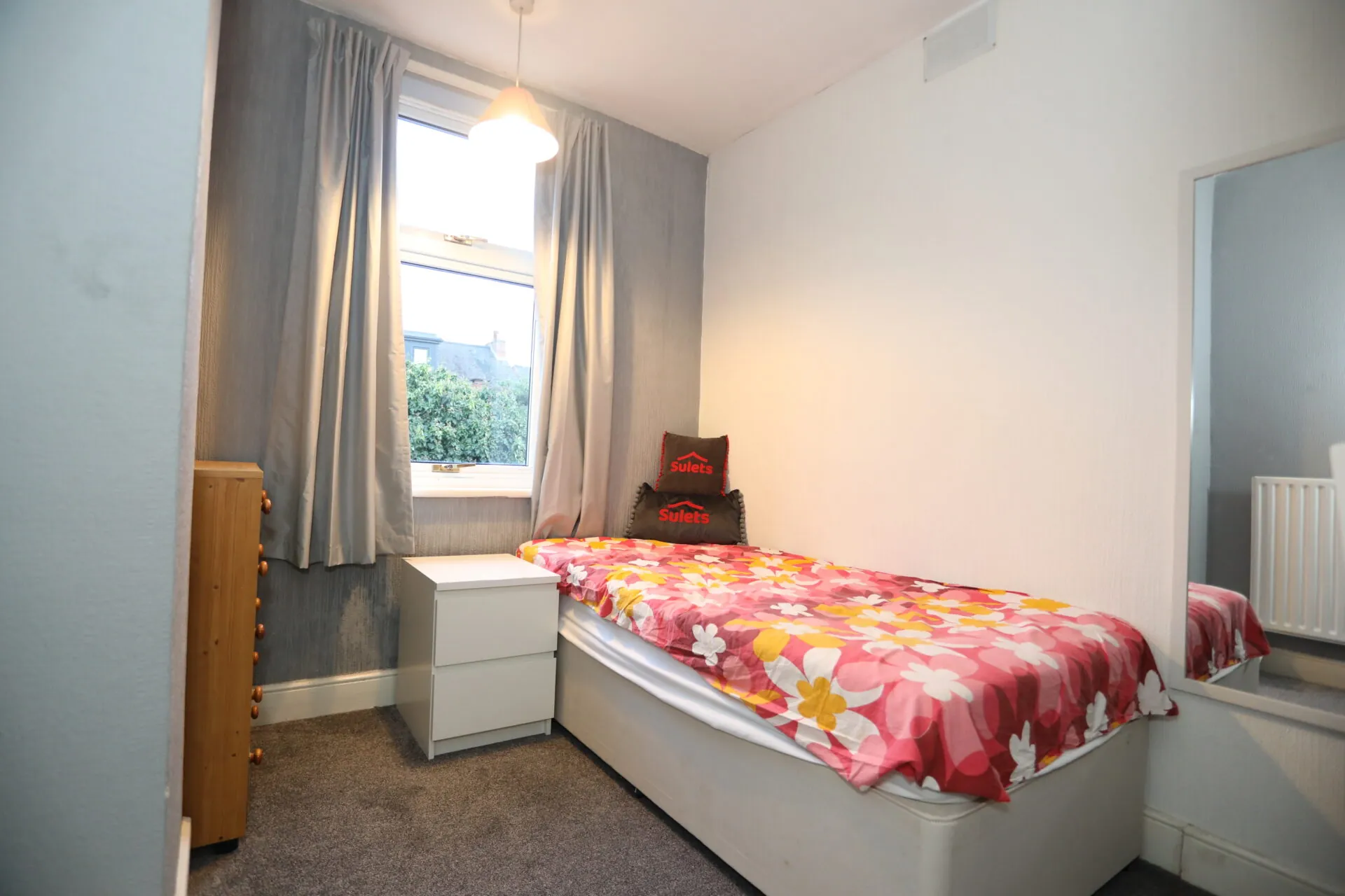 Room Thurlow Road in Leicester