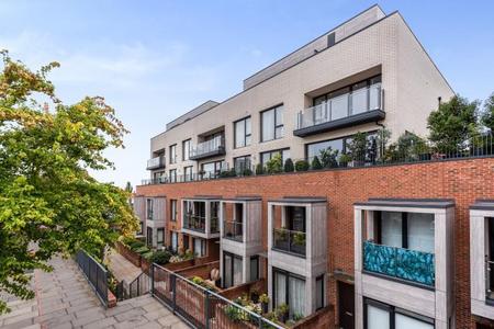 Flat Llanvanor Road in London