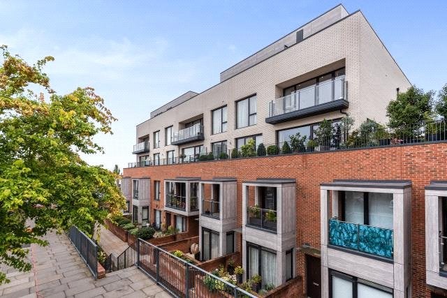 Flat Llanvanor Road in London