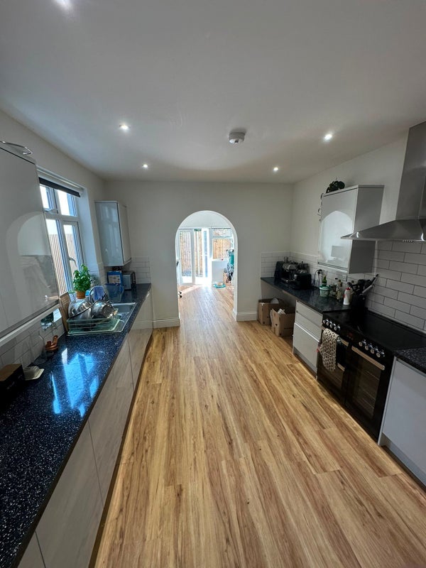 Room Brookwood Road in Greater London