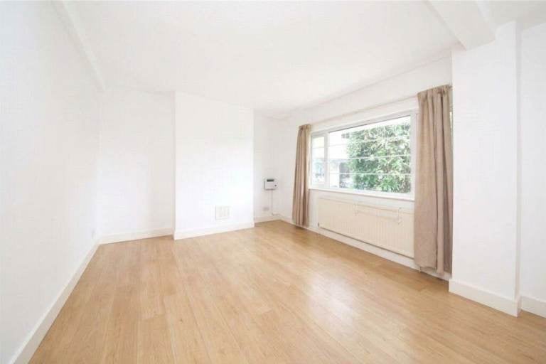 Flat Mundania Road in Greater London