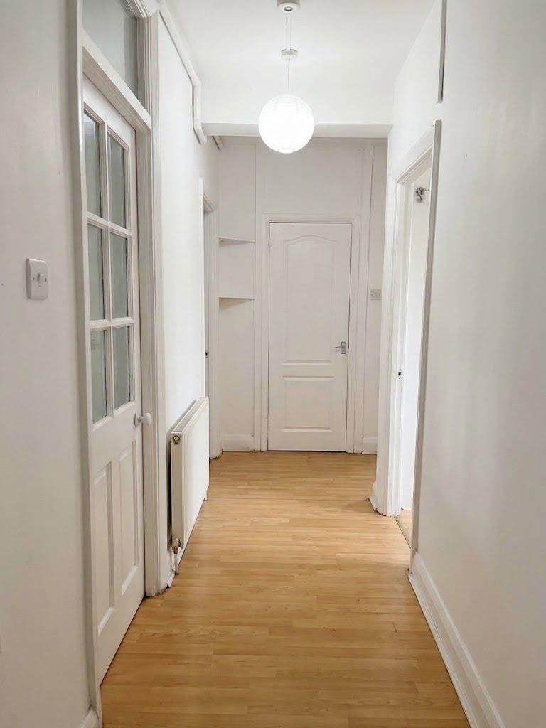 Flat Mundania Road in Greater London