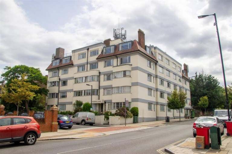 Flat Mundania Road in Greater London
