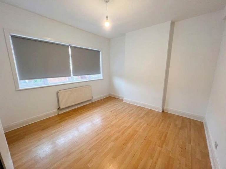 Flat Mundania Road in Greater London