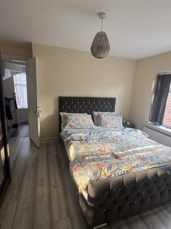 Room Fairholme Road in Manchester