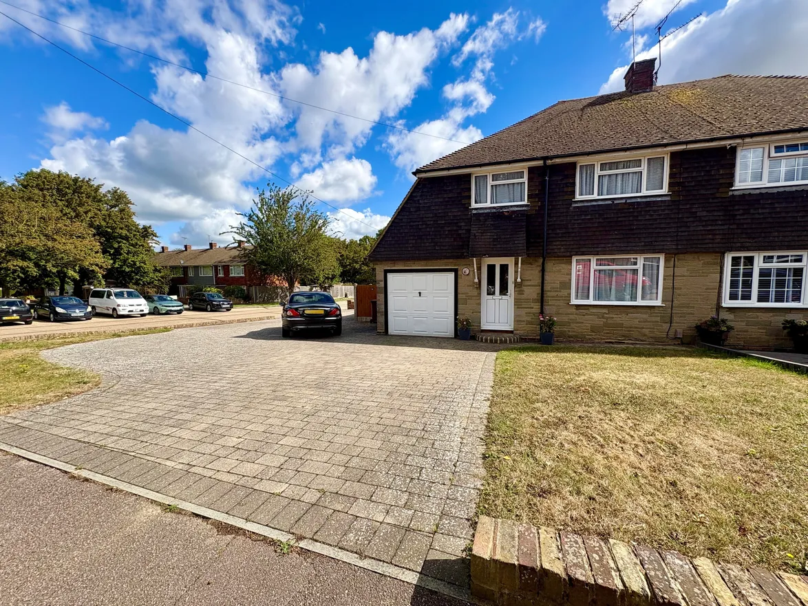 House Sunningdale Drive in Rainham