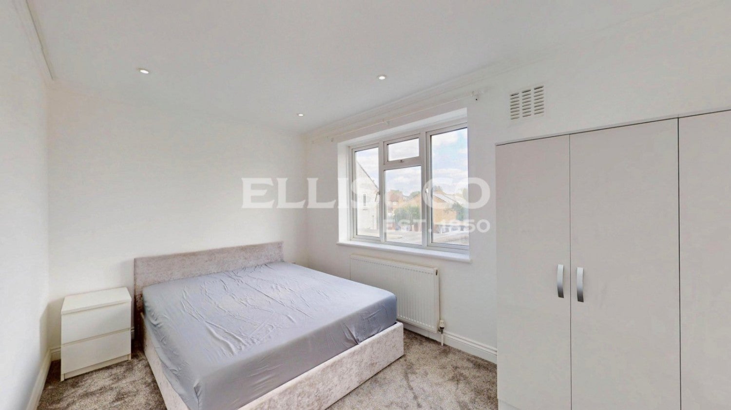 Flat Thorn Close in Greater London