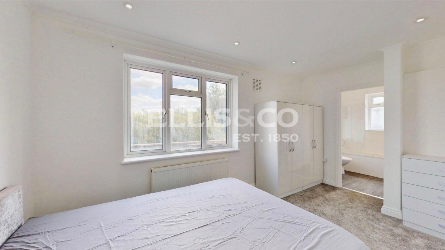 Flat Thorn Close in Greater London