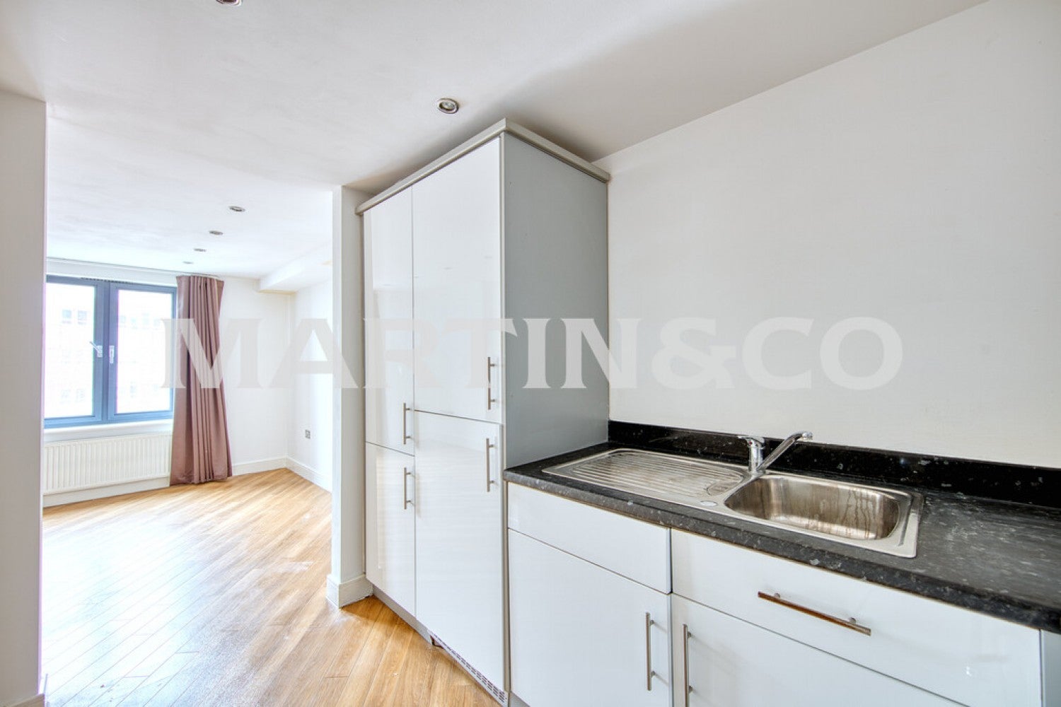 Flat Bramley Crescent in Greater London