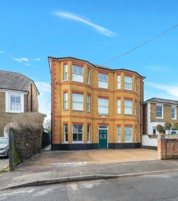 Flat Prince's Road in Elmbridge