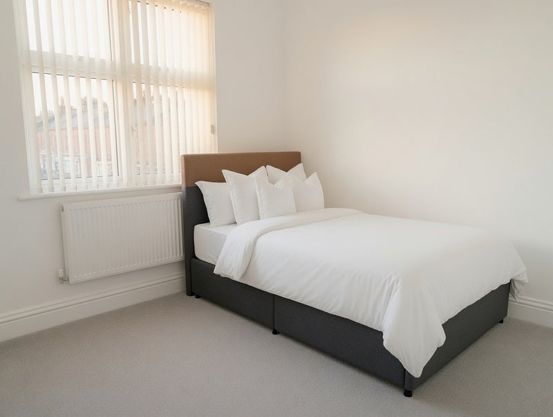 Room Kirkman Avenue in Salford